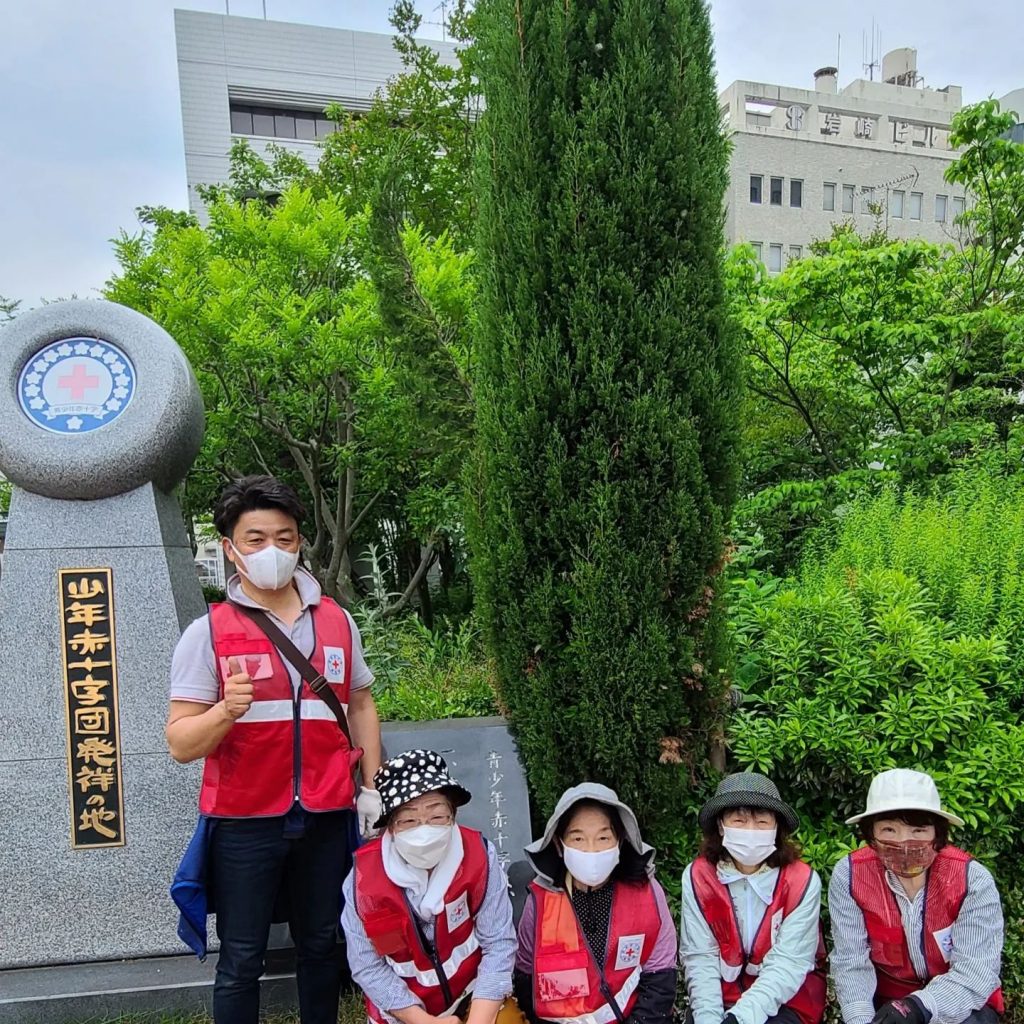 守山駅前除草活動を緑のもりやまを創る会&守山市赤十字奉仕団&実践倫理法人会の皆さまと一緒にしました２ヶ月振りの活動となり、草もぐんぐん伸びていましたが、たくさんの参加者でしたので、個々の負担も軽減されましたその後はプロによるフラワー講座、総会